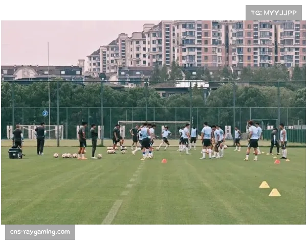 上海海港球迷开放日球员与球迷亲密互动共享温馨时刻